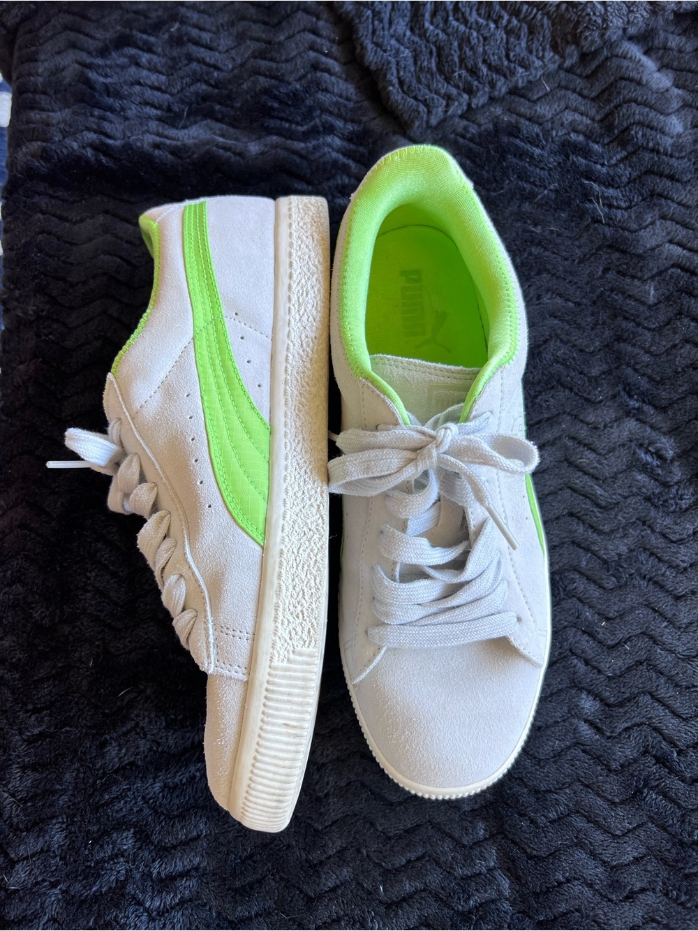 PUMA Clyde Suede Low-Top Sneakers with Neon Green Stripe Mens size 9